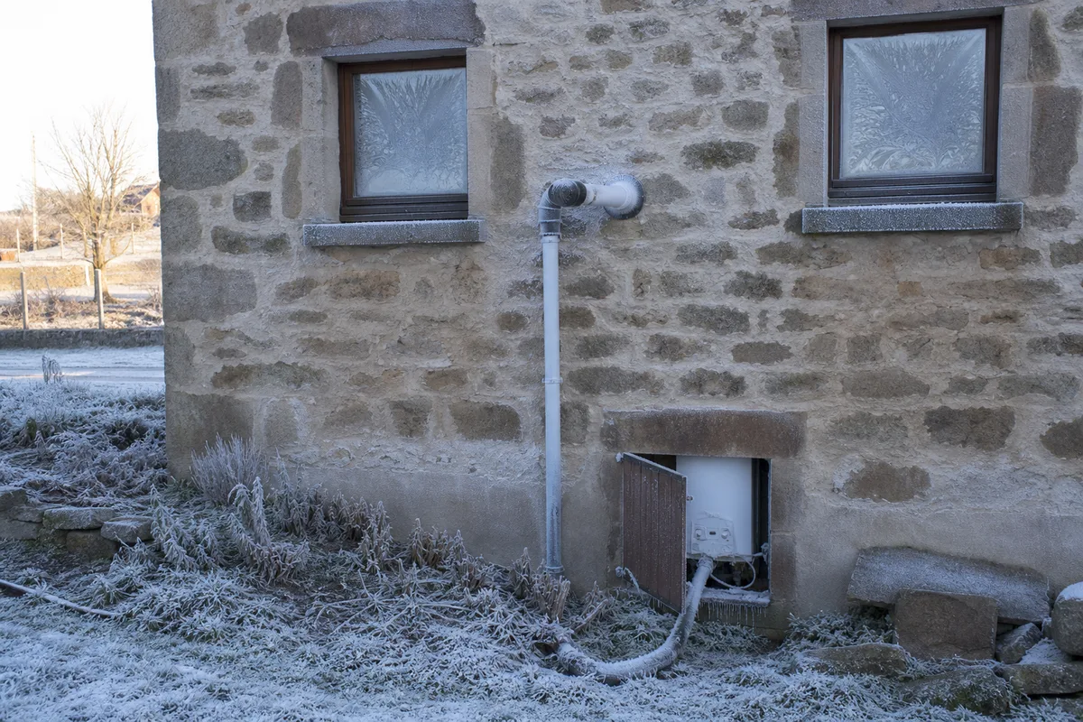 Chaudière au fioul d&rsquo;une maison ancienne en pierre du secteur de Lure, un matin d&rsquo;hiver givré